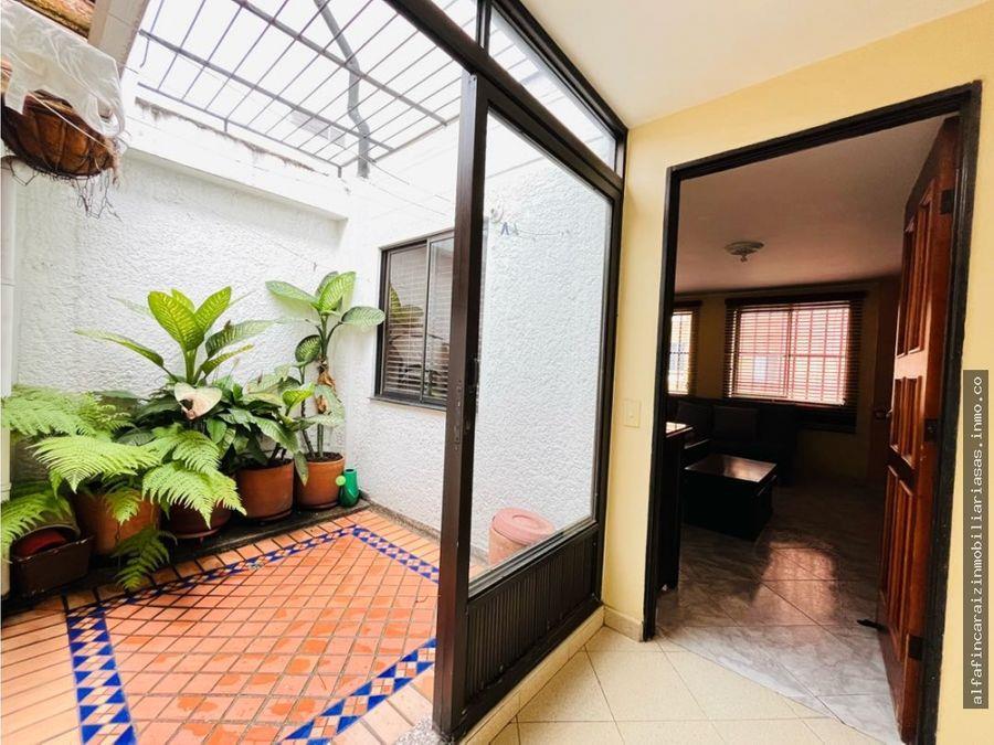 Se Vende Edificio De Cuatro Niveles En Laureles, Medellín