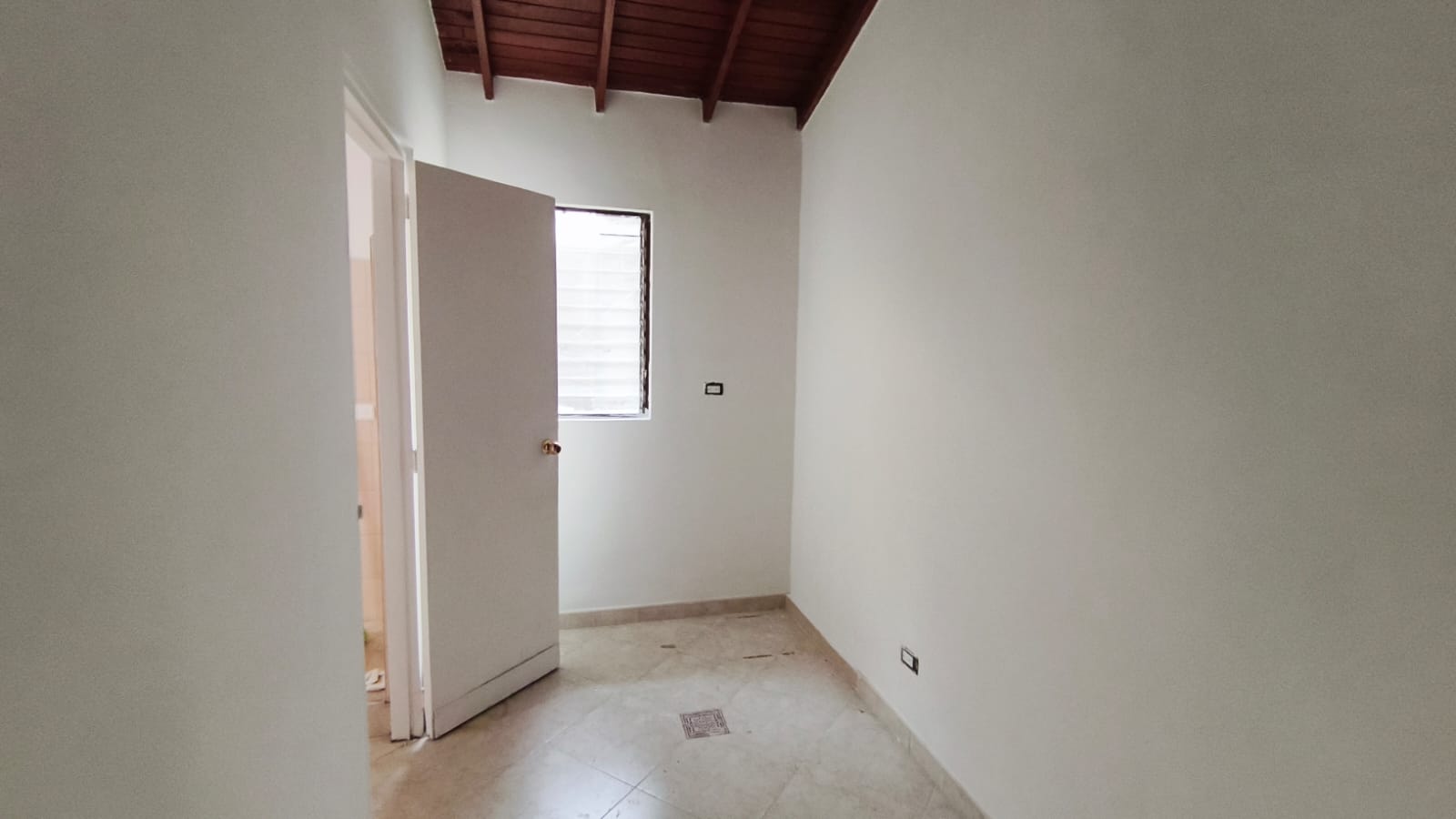 Se Arrienda Casa Comercial En El Velodromo; Medellin