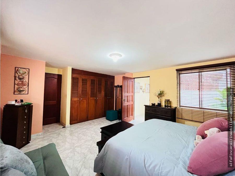 Se Vende Edificio De Cuatro Niveles En Laureles, Medellín
