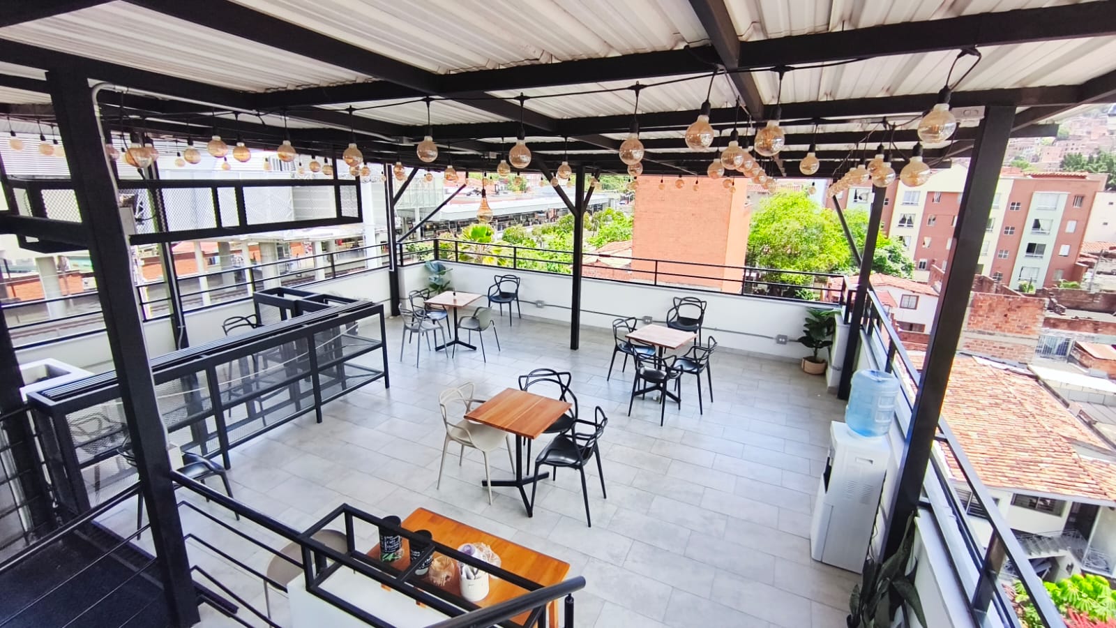 Se Arrienda Terraza Comercial Semi-Amoblada, en San Javier, Medellín