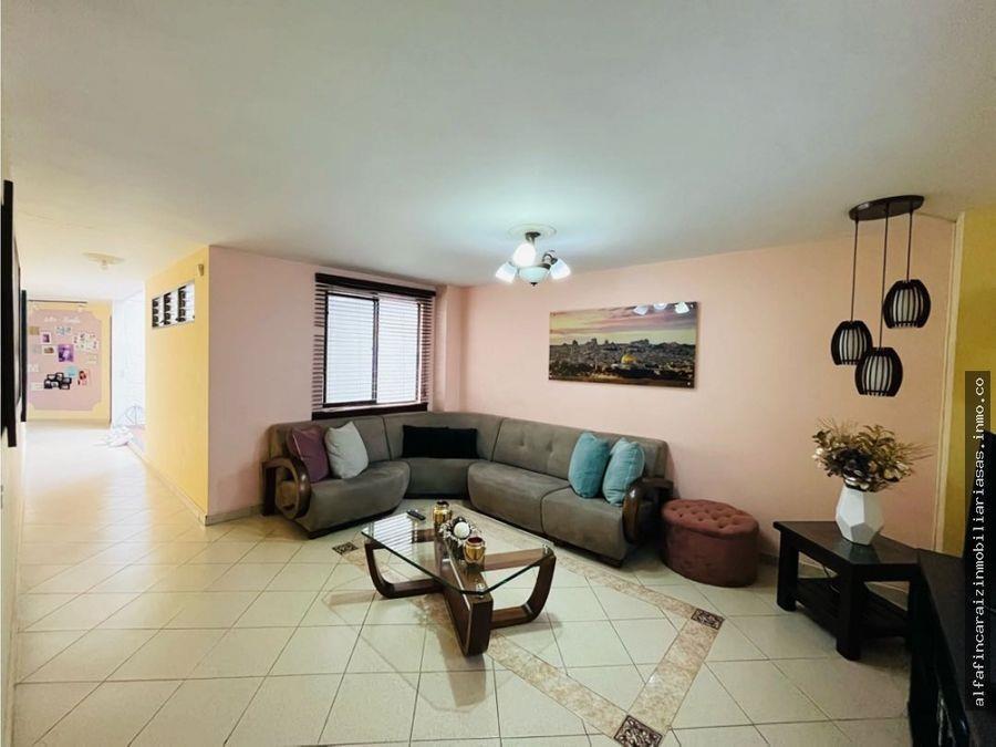 Se Vende Edificio De Cuatro Niveles En Laureles, Medellín