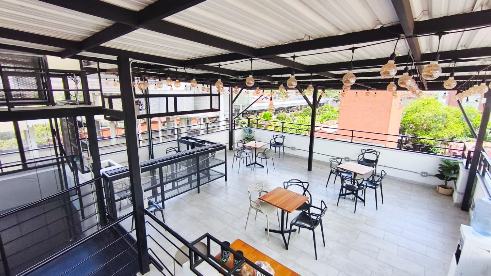 Se Arrienda Terraza Comercial Semi-Amoblada, en San Javier, Medellín