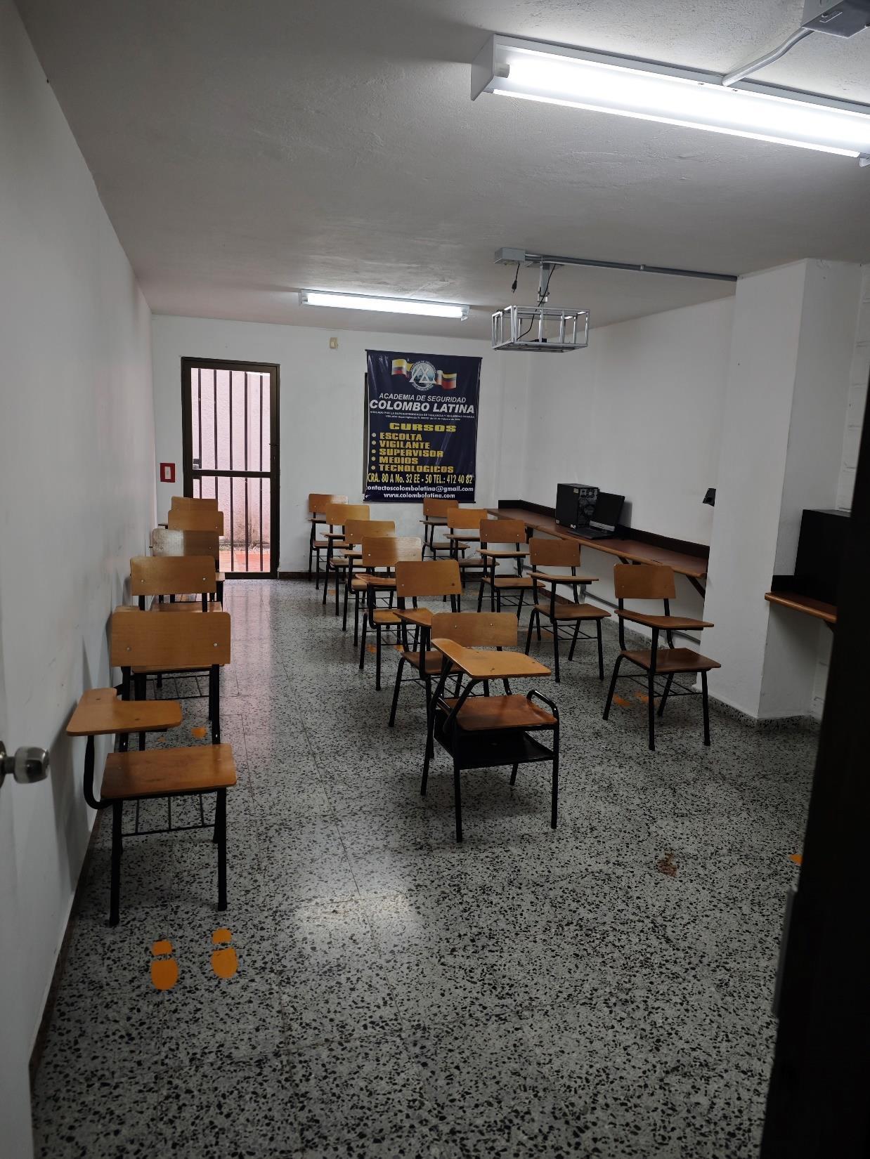 Se Vende Edificio De Cuatro Niveles En Laureles, Medellín