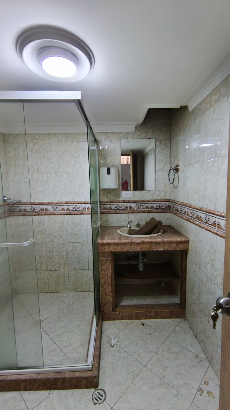 Se Arrienda Casa Comercial En El Velodromo; Medellin