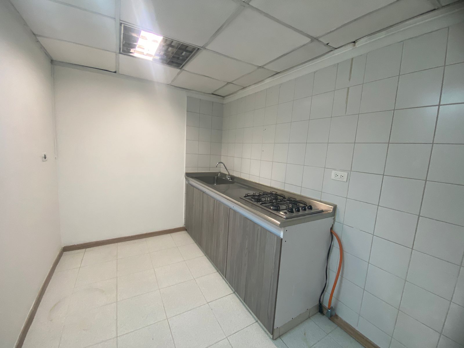 Amplio Local para Arriendo en Avenida Colombia