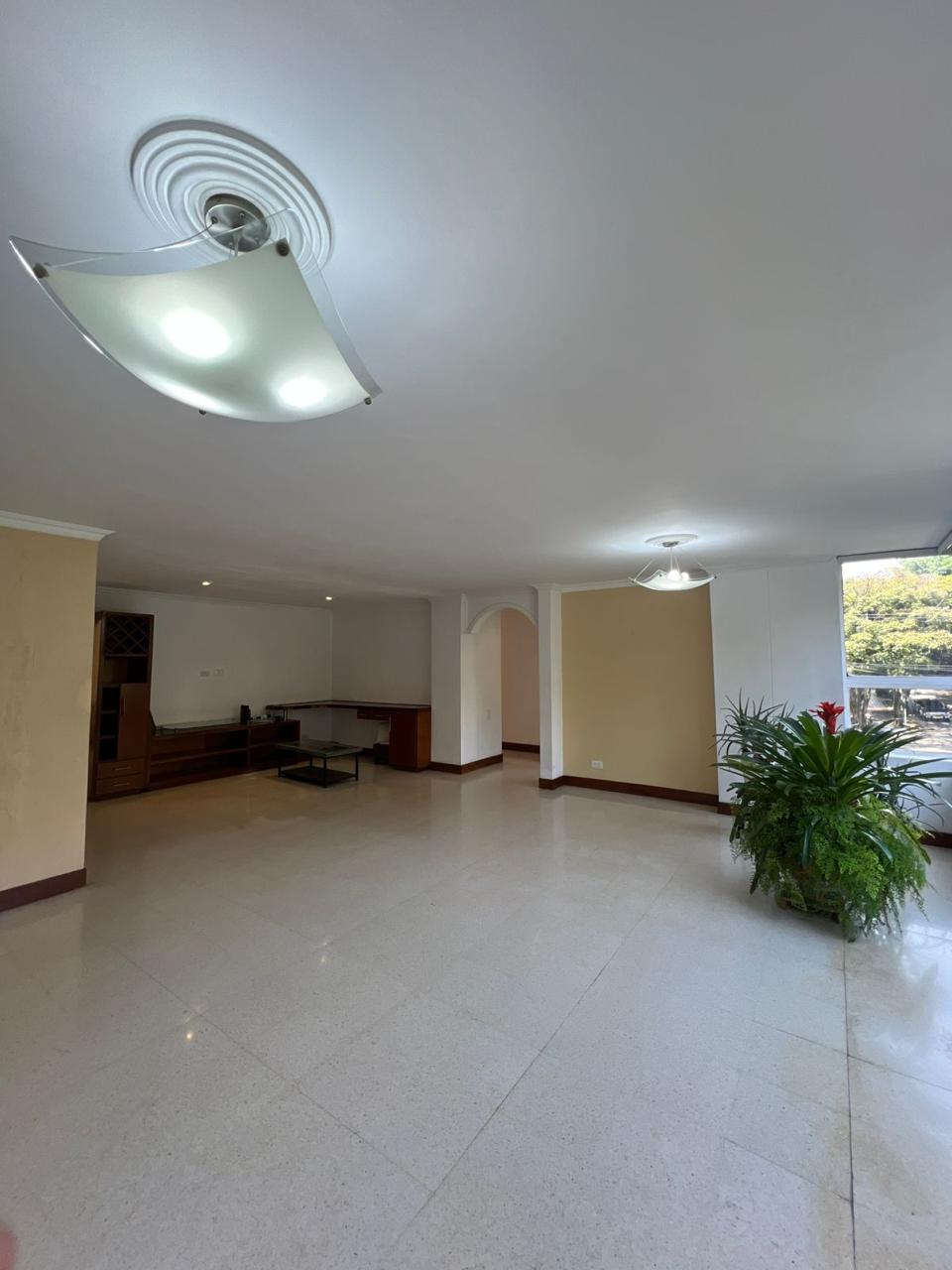 Se Arrienda Apartamento Amplio en Laureles Medellín