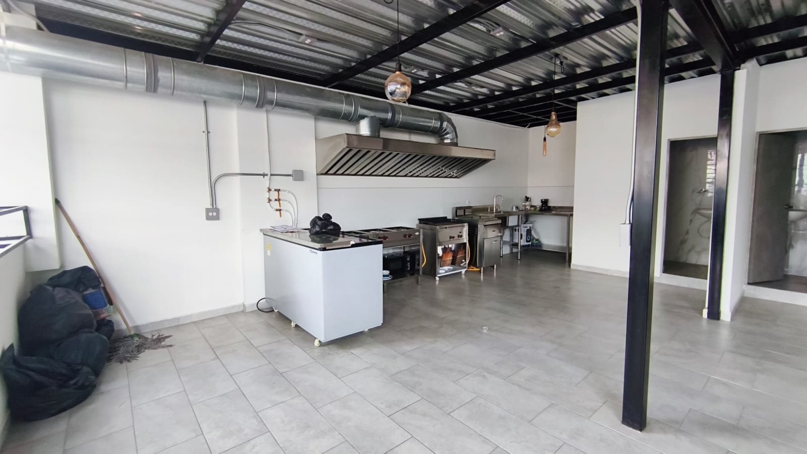 Se Arrienda Terraza Comercial Semi-Amoblada, en San Javier, Medellín