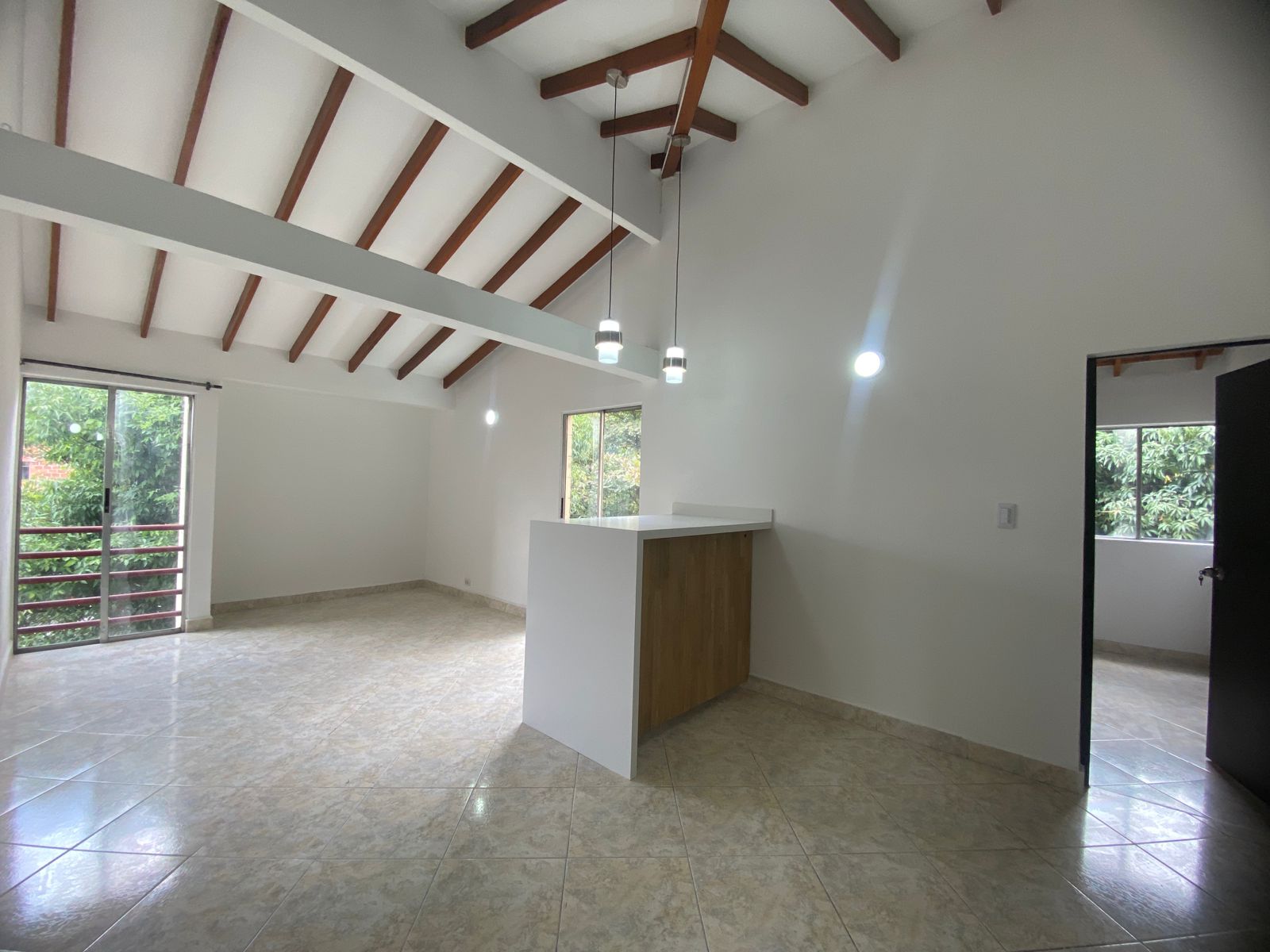 Iluminado Apartamento para Arriendo en San Javier, Medellín