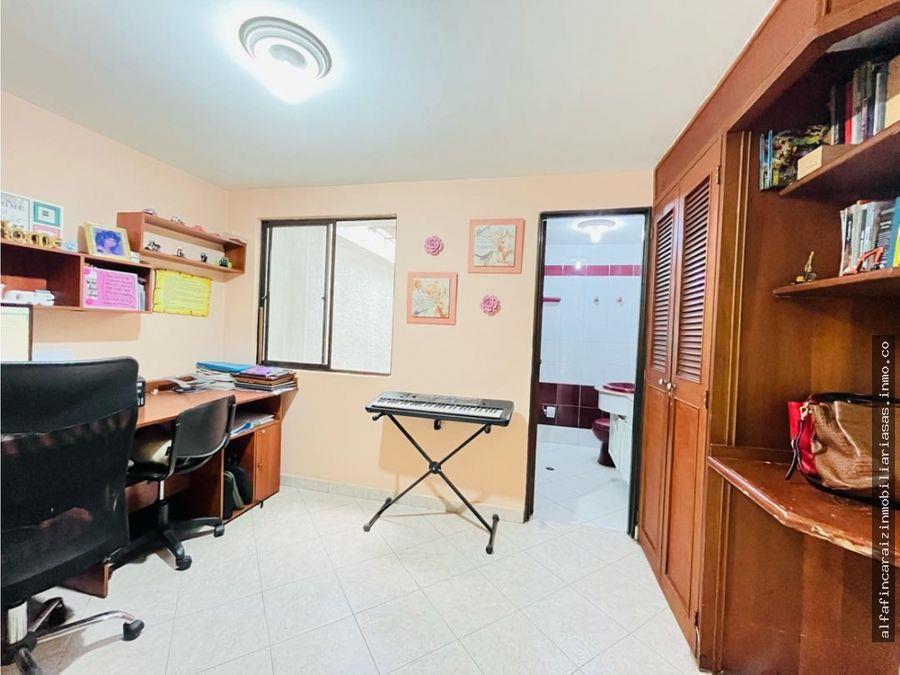 Se Vende Edificio De Cuatro Niveles En Laureles, Medellín