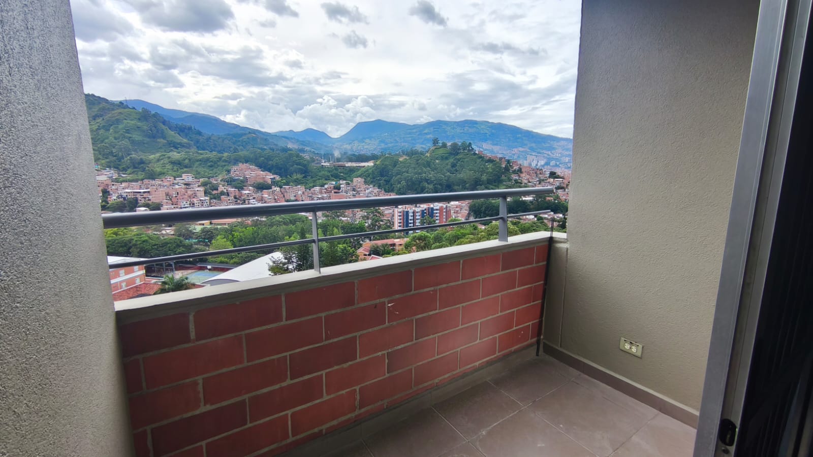 ARRIENDO DE APARTAMENTO EN LOMA DEL LOS BERNAL, MEDELLIN