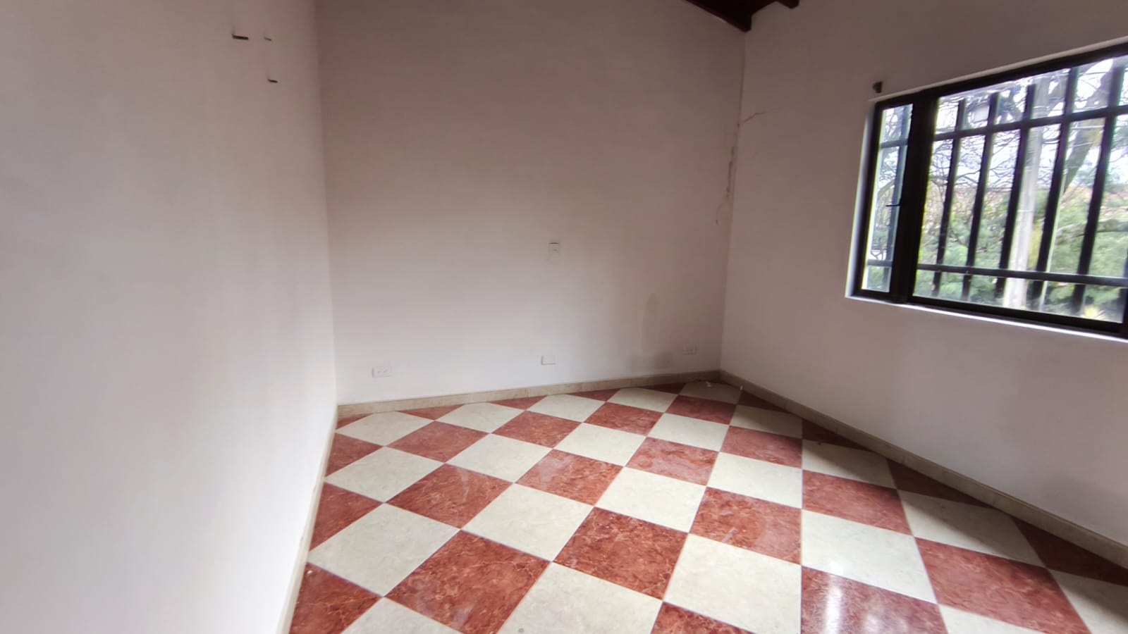 Se Arrienda Casa Comercial En El Velodromo; Medellin