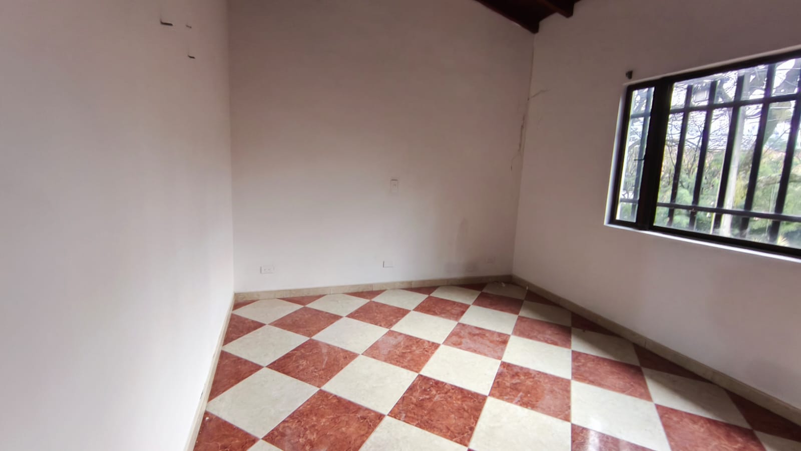 Se Arrienda Casa Comercial En El Velodromo; Medellin