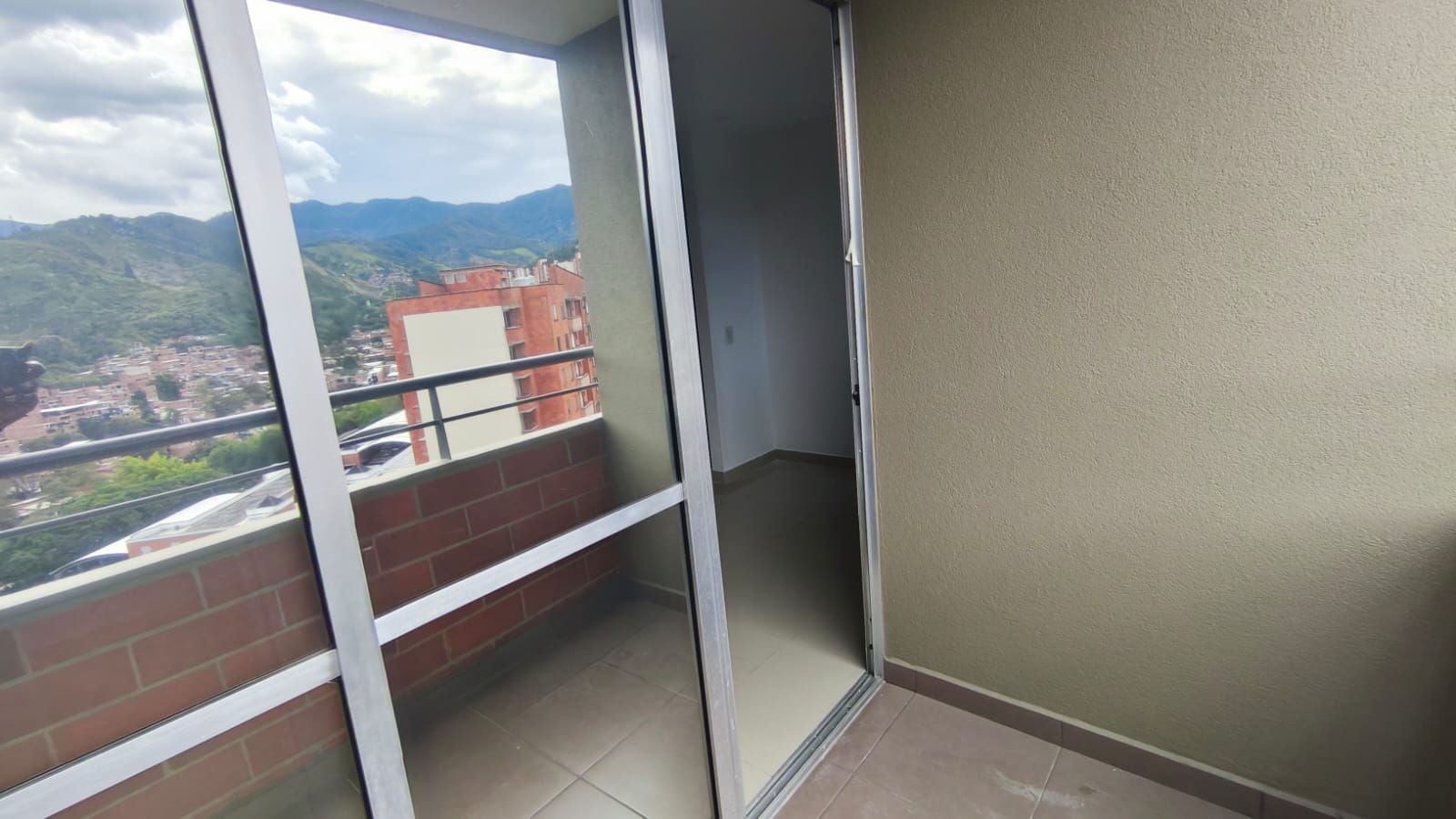ARRIENDO DE APARTAMENTO EN LOMA DEL LOS BERNAL, MEDELLIN
