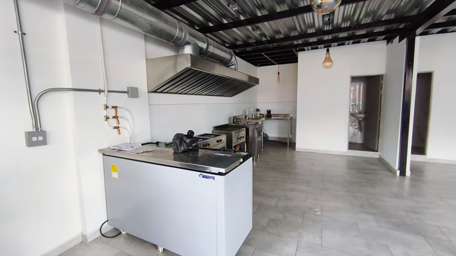 Se Arrienda Terraza Comercial Semi-Amoblada, en San Javier, Medellín