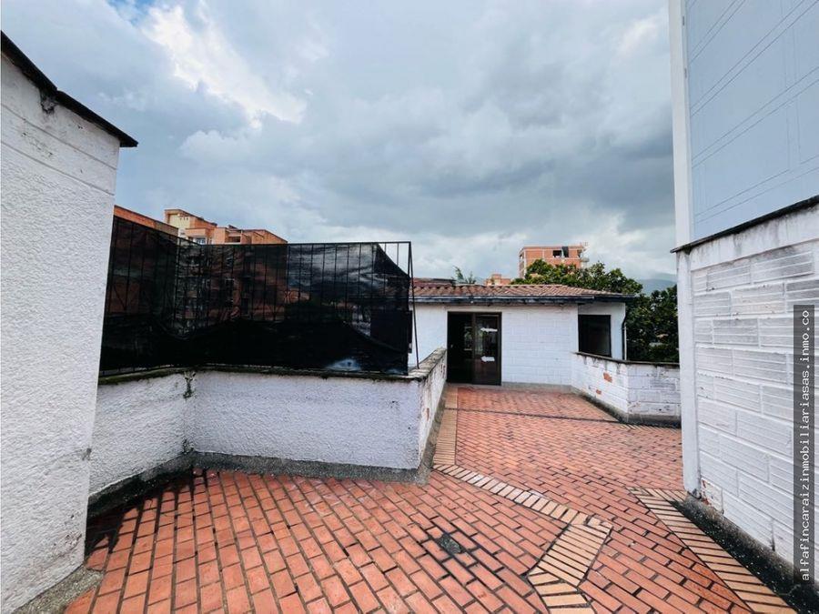 Se Vende Edificio De Cuatro Niveles En Laureles, Medellín