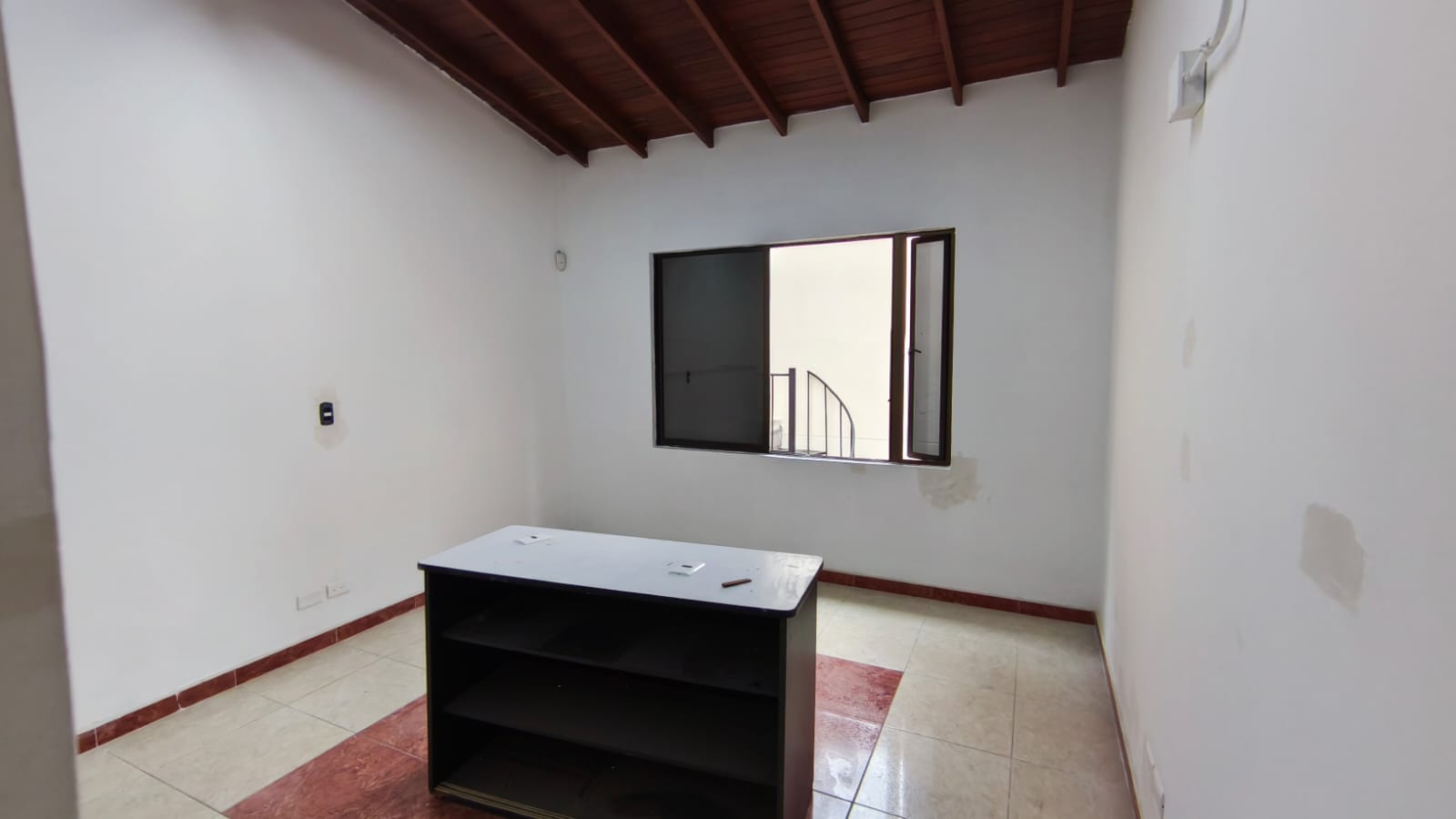 Se Arrienda Casa Comercial En El Velodromo; Medellin