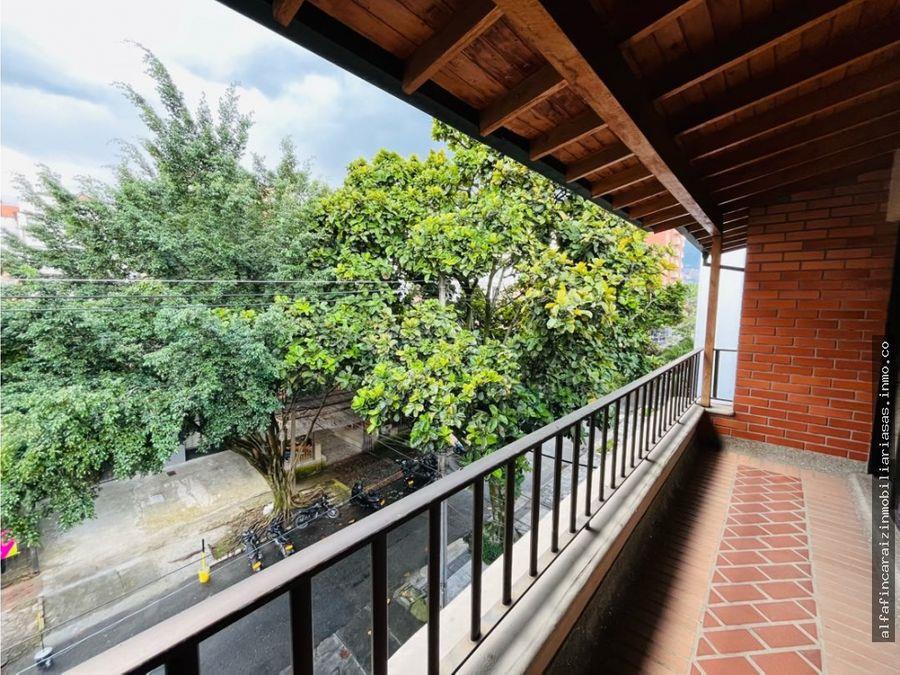 Se Vende Edificio De Cuatro Niveles En Laureles, Medellín