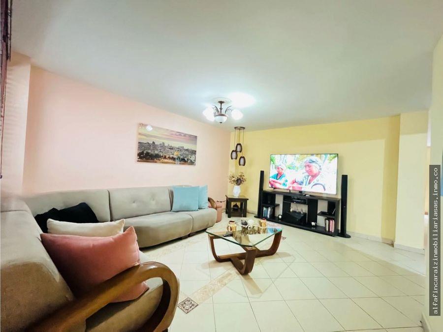 Se Vende Edificio De Cuatro Niveles En Laureles, Medellín