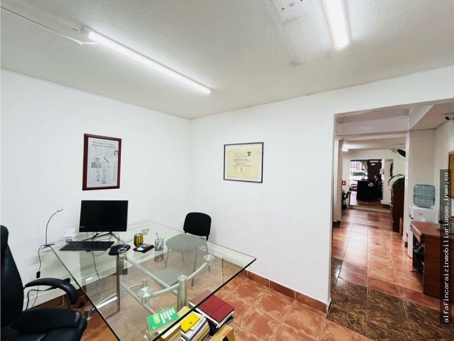 Se Vende Edificio De Cuatro Niveles En Laureles, Medellín