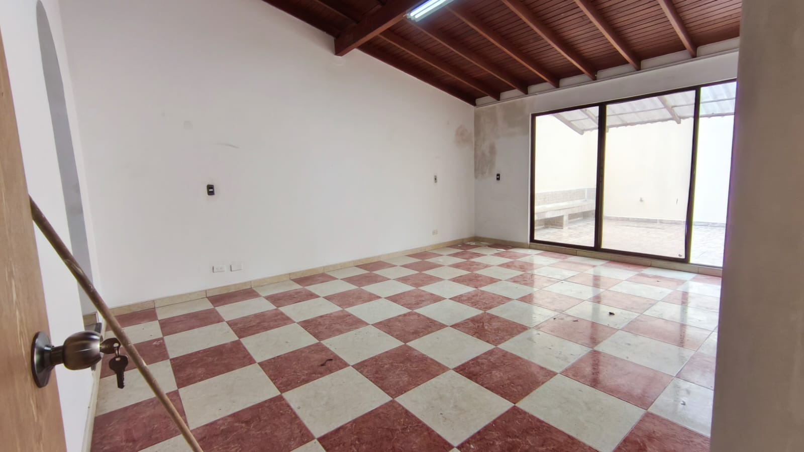 Se Arrienda Casa Comercial En El Velodromo; Medellin