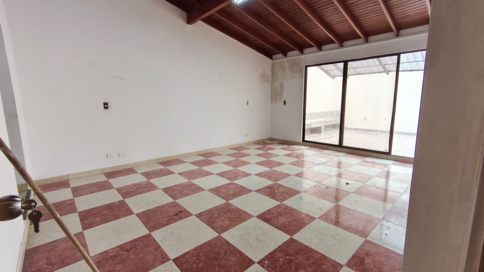 Se Arrienda Casa Comercial En El Velodromo; Medellin