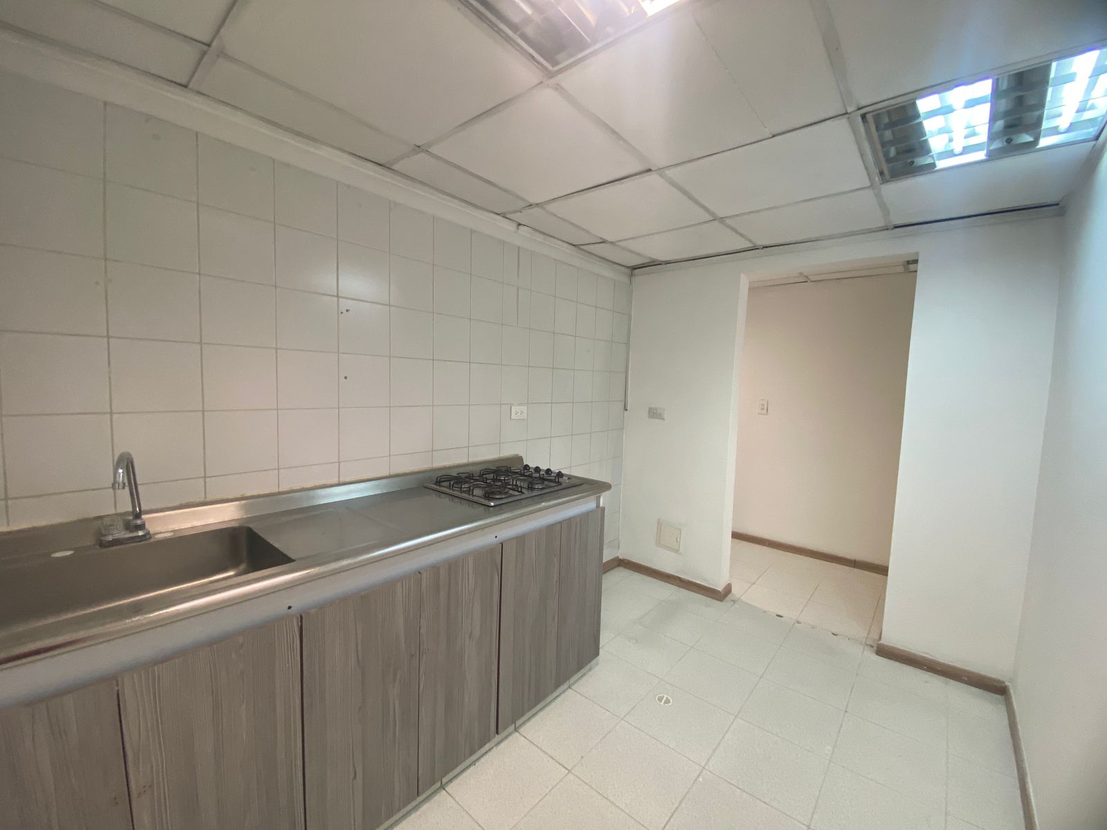 Amplio Local para Arriendo en Avenida Colombia