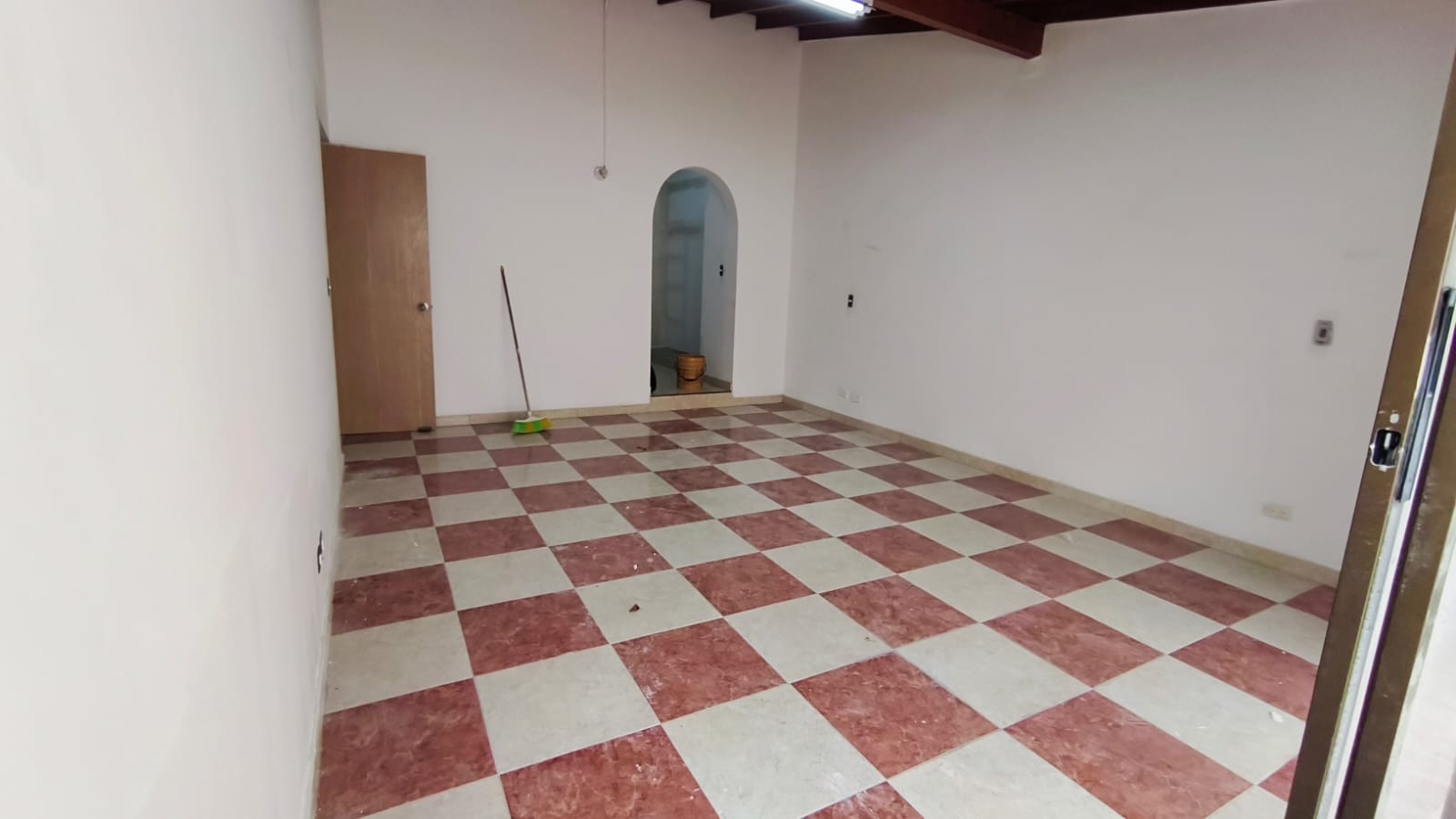 Se Arrienda Casa Comercial En El Velodromo; Medellin