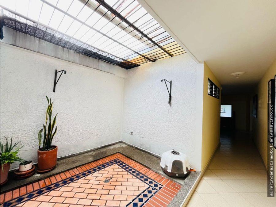 Se Vende Edificio De Cuatro Niveles En Laureles, Medellín