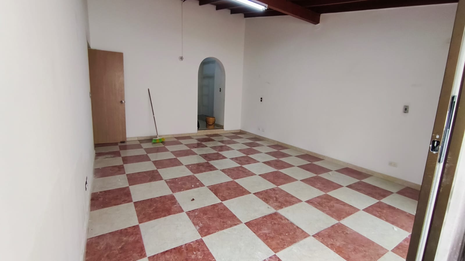 Se Arrienda Casa Comercial En El Velodromo; Medellin