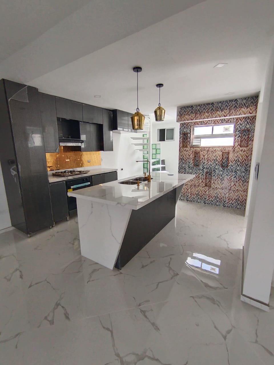 Se Vende Casa Grande en Envigado, sector San Marcos. (Para Estrenar)