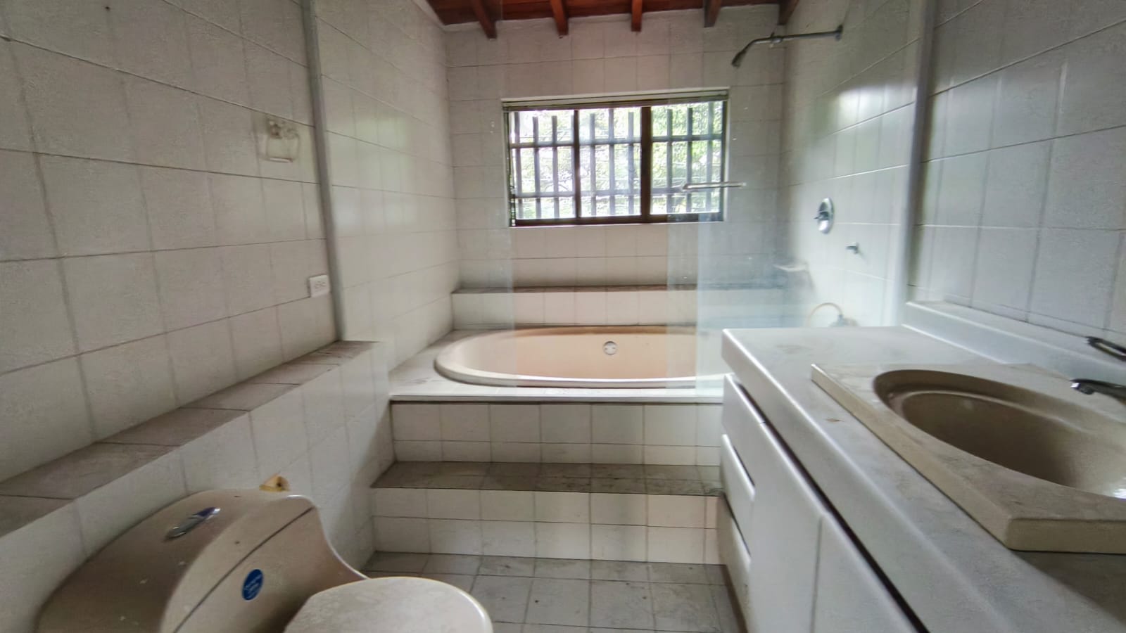 Se Arrienda Casa Comercial En El Velodromo; Medellin