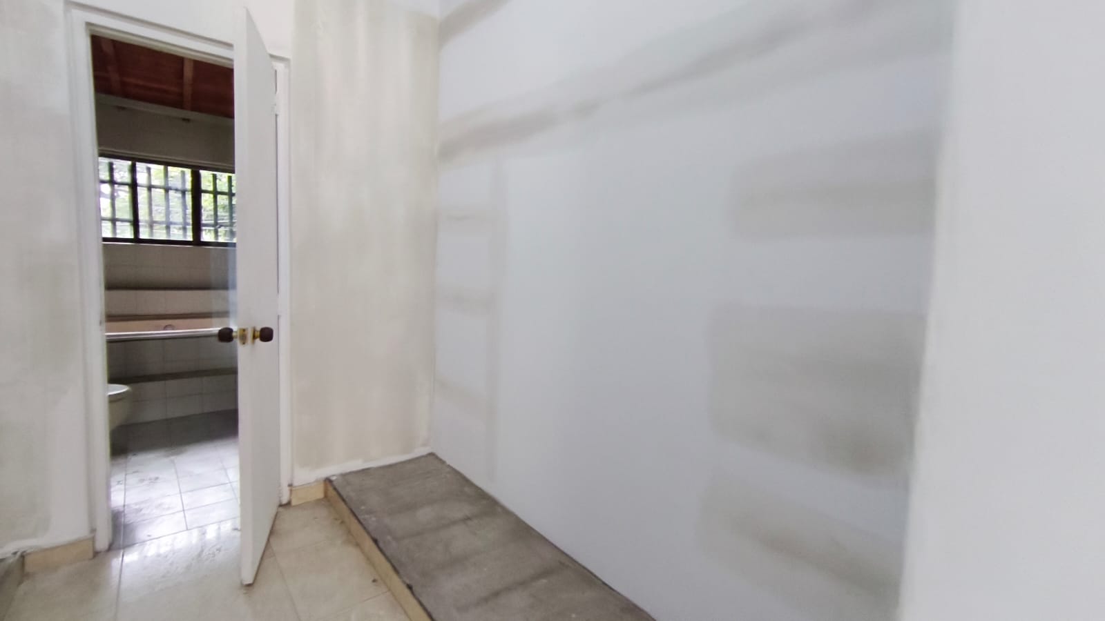 Se Arrienda Casa Comercial En El Velodromo; Medellin