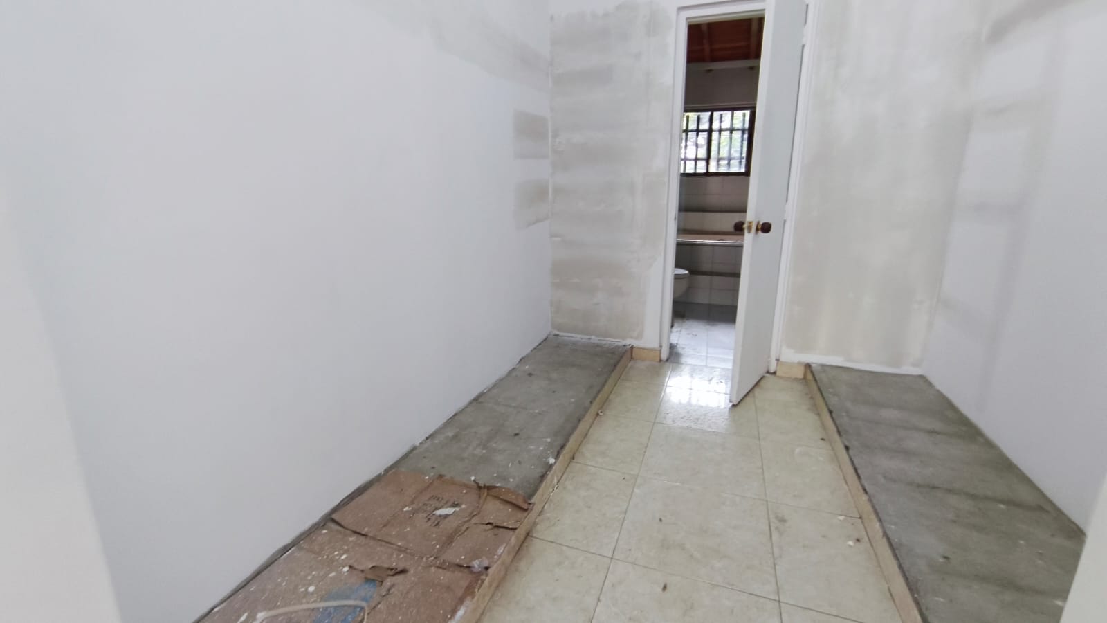 Se Arrienda Casa Comercial En El Velodromo; Medellin