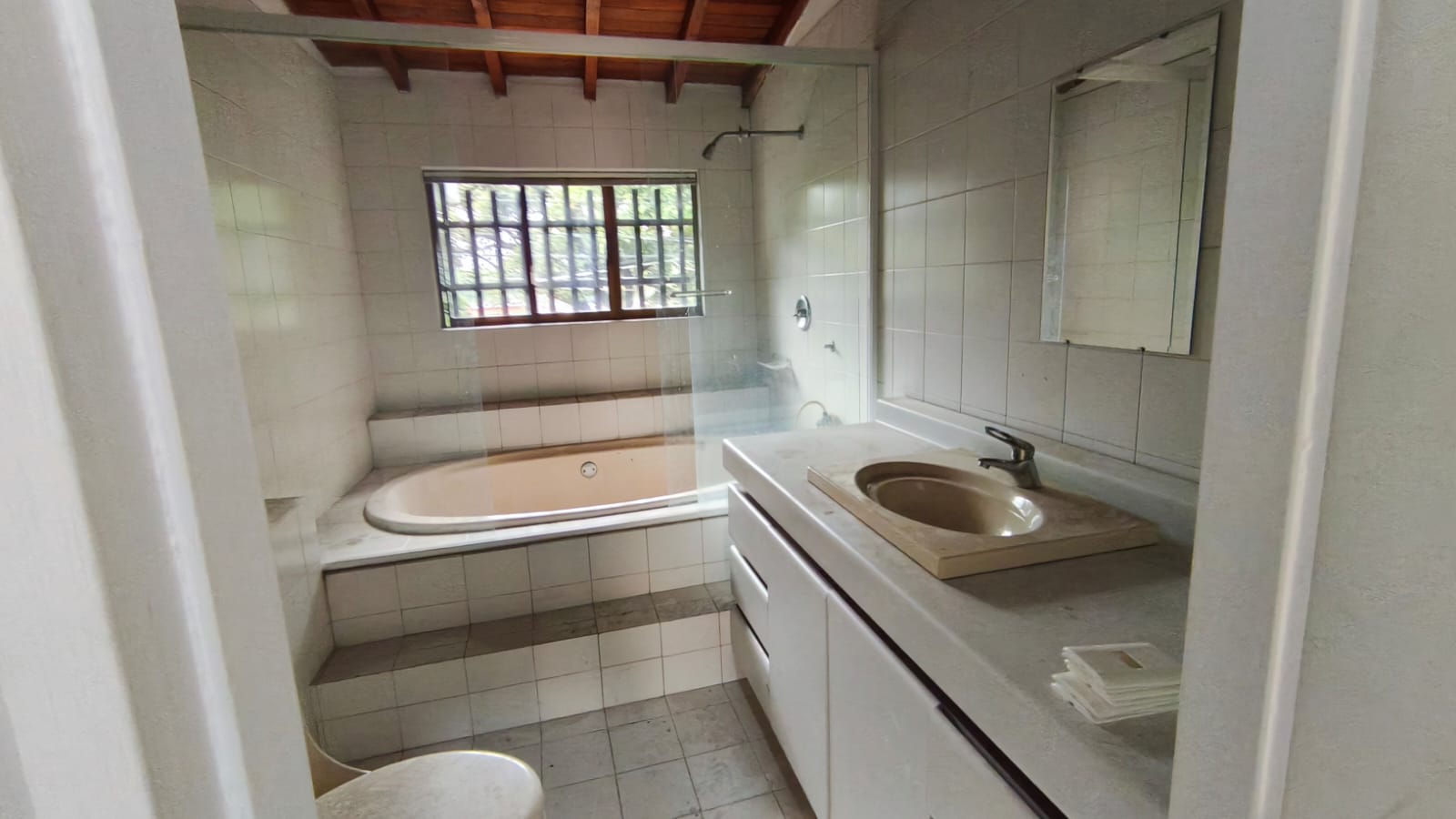 Se Arrienda Casa Comercial En El Velodromo; Medellin