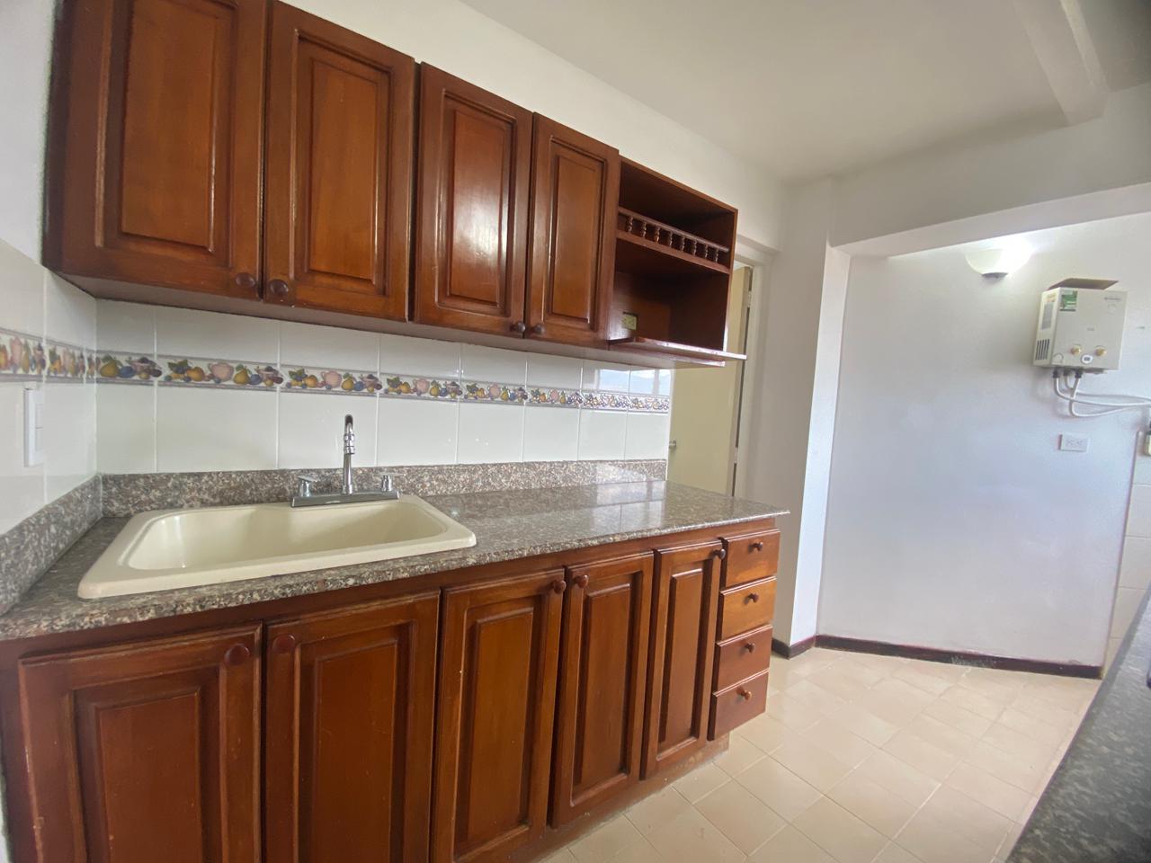 Iluminado Apartamento para Arriendo en Calasanz, Medellín
