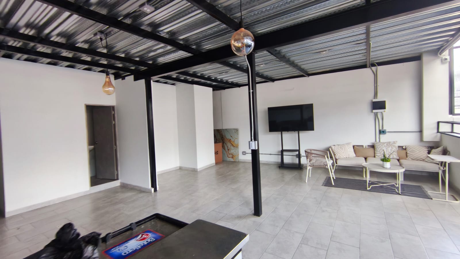 Se Arrienda Terraza Comercial Semi-Amoblada, en San Javier, Medellín