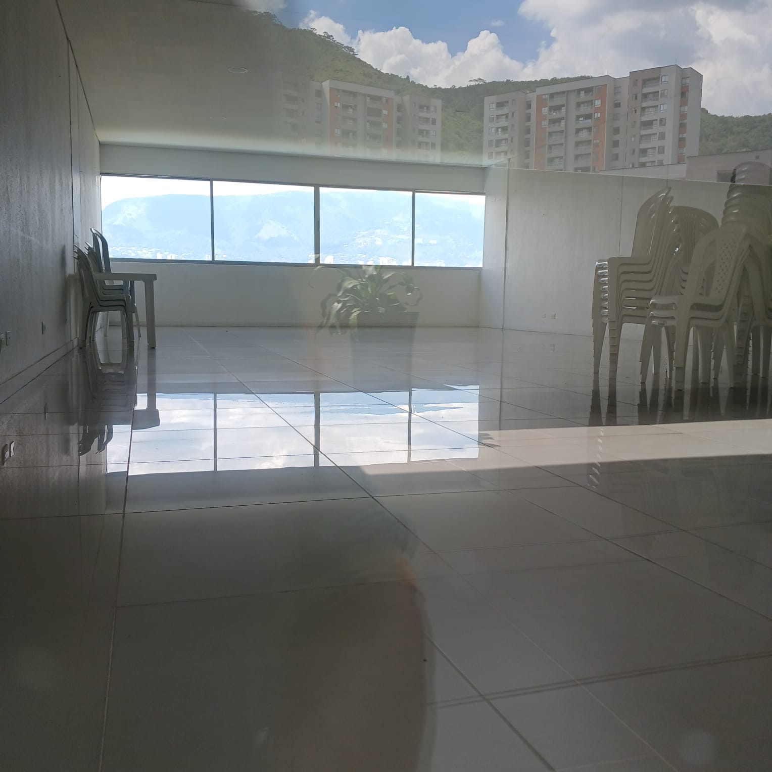 Amplio e Iluminado Apartamento para Venta en Belén, Loma los Bernal