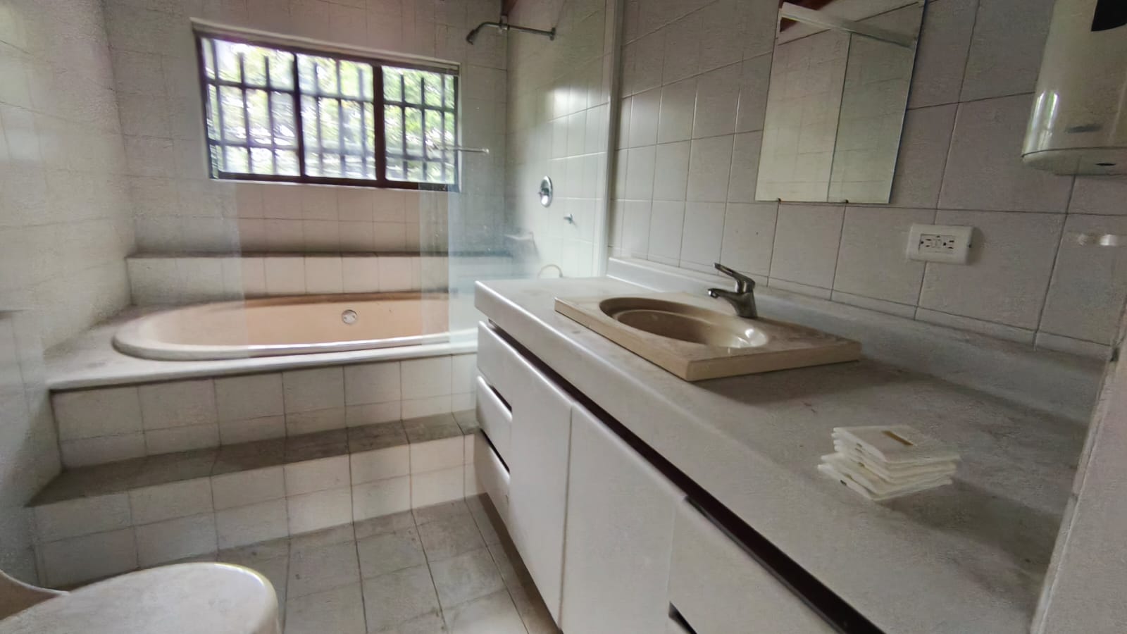 Se Arrienda Casa Comercial En El Velodromo; Medellin