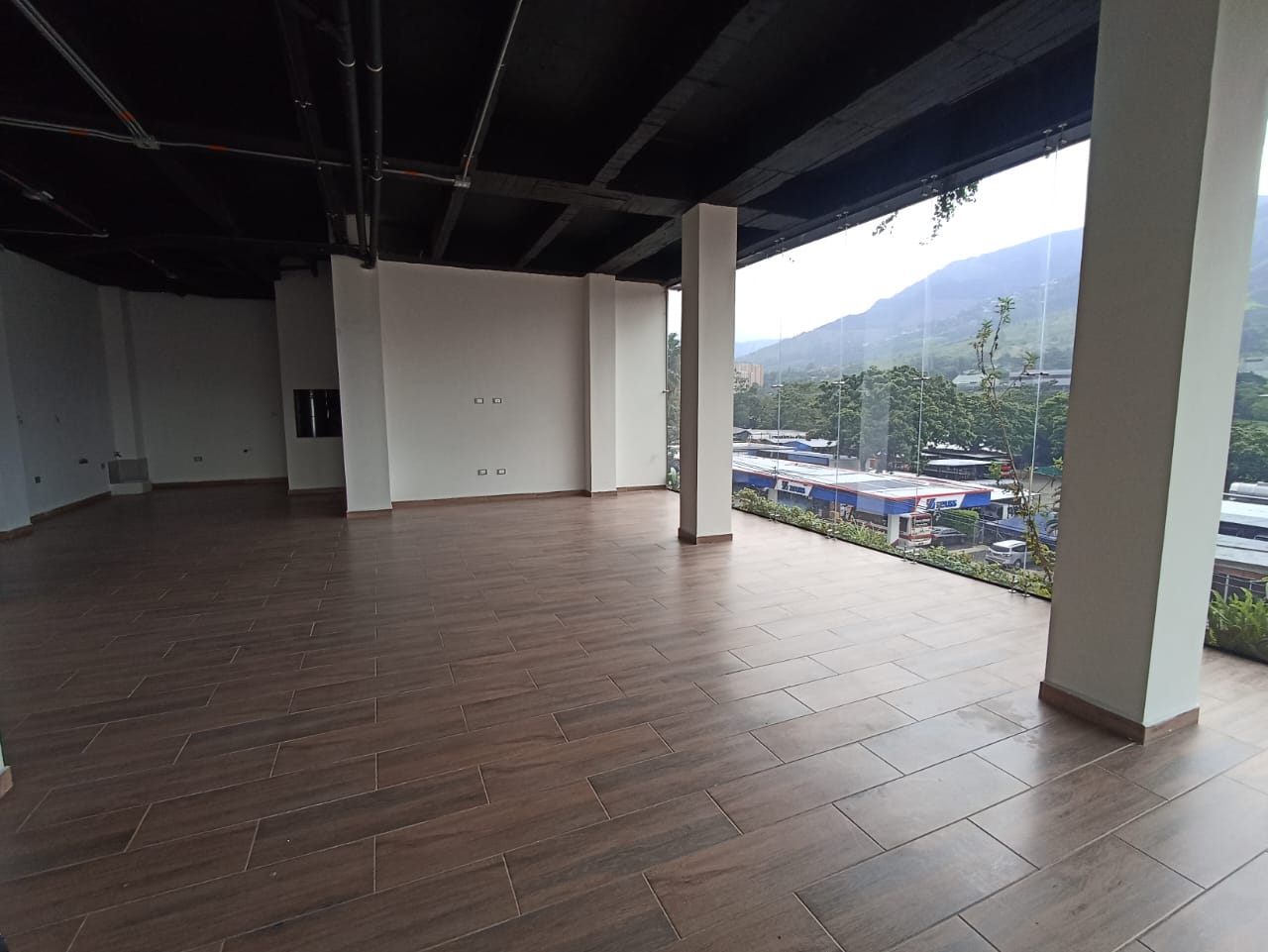 Se Arrienda Local Comercial Nuevo En Copacabana.