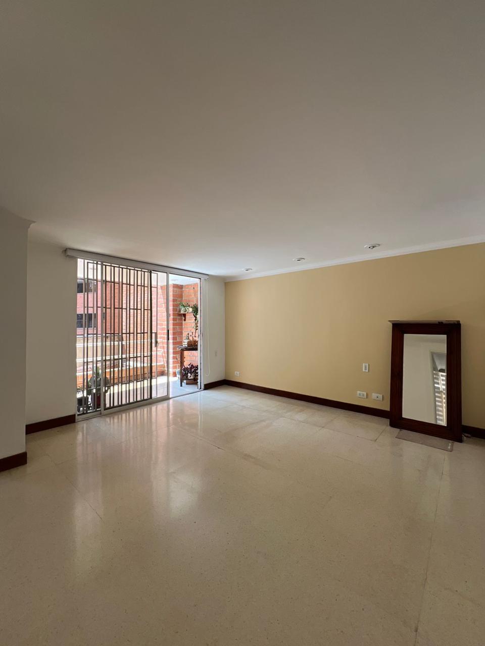 Se Arrienda Apartamento Amplio en Laureles Medellín