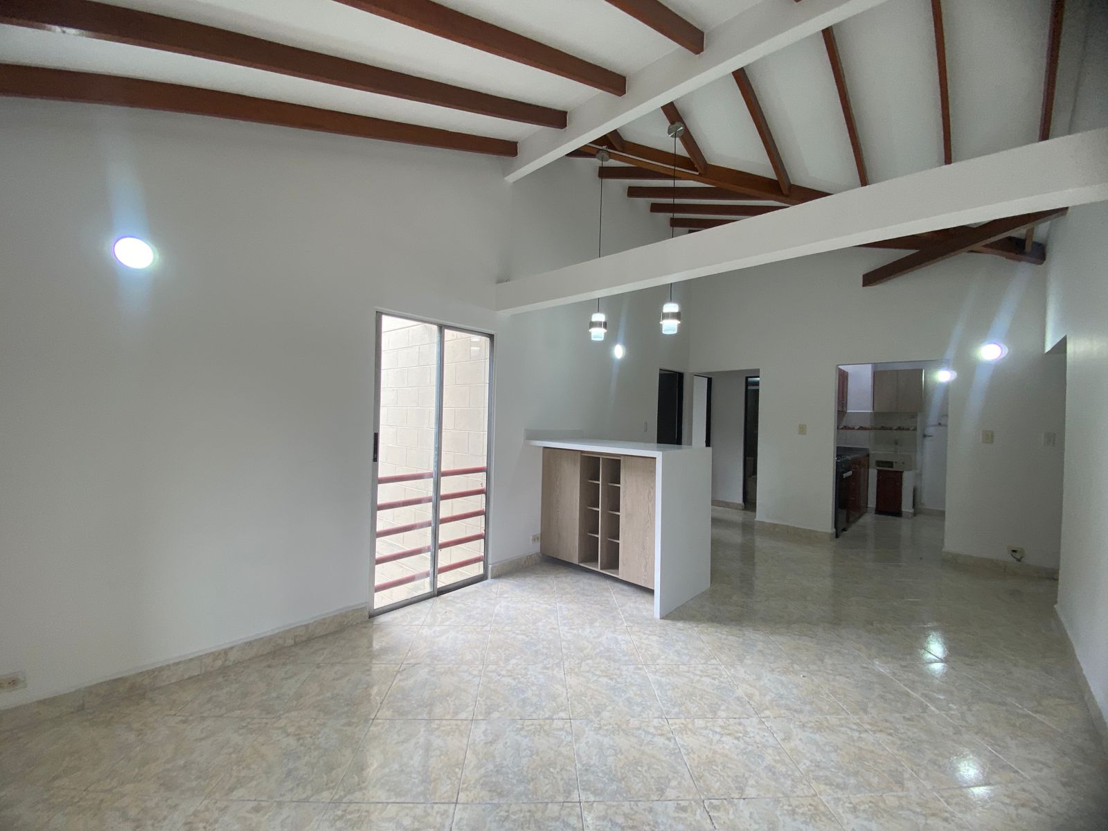 Iluminado Apartamento para Arriendo en San Javier, Medellín
