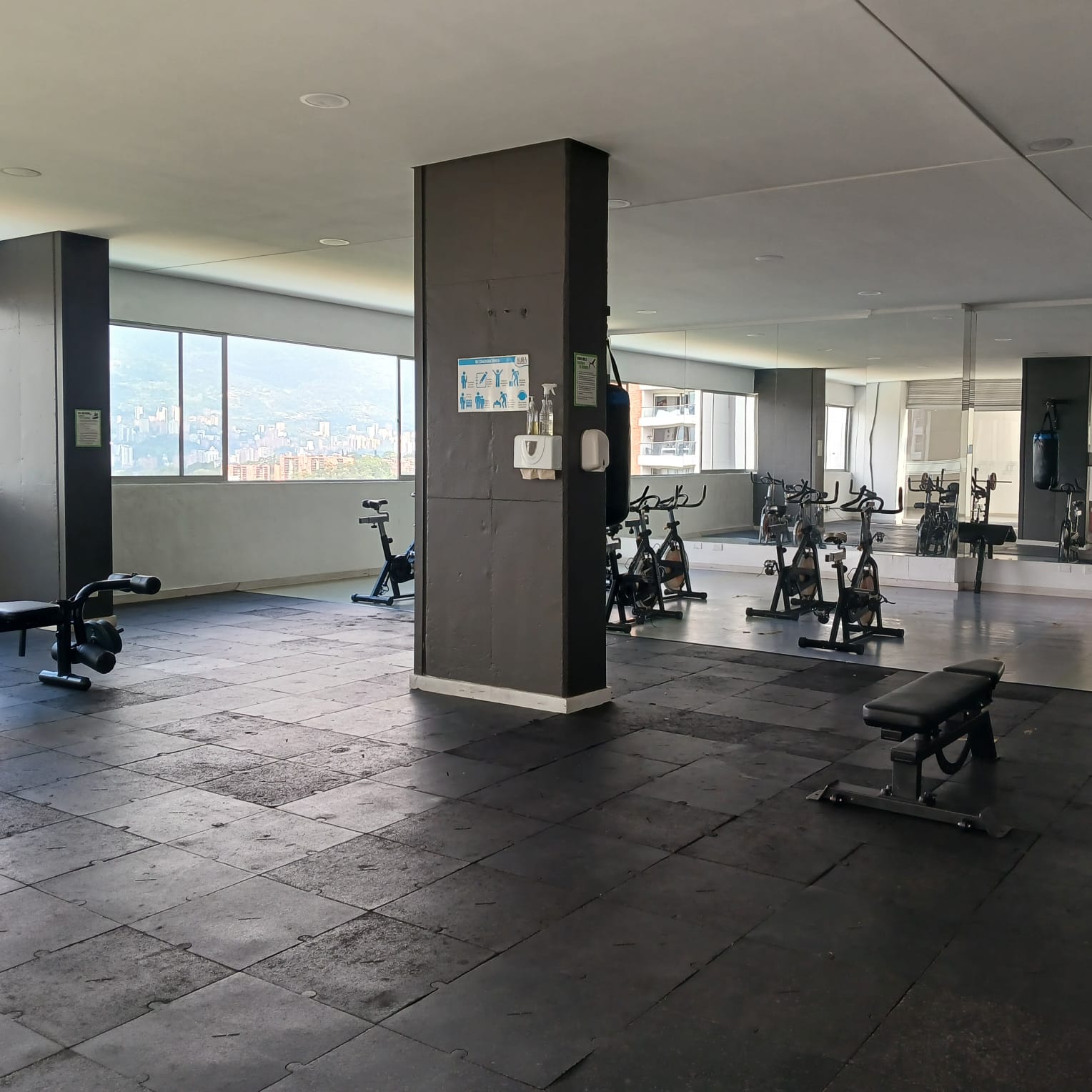 Amplio e Iluminado Apartamento para Venta en Belén, Loma los Bernal