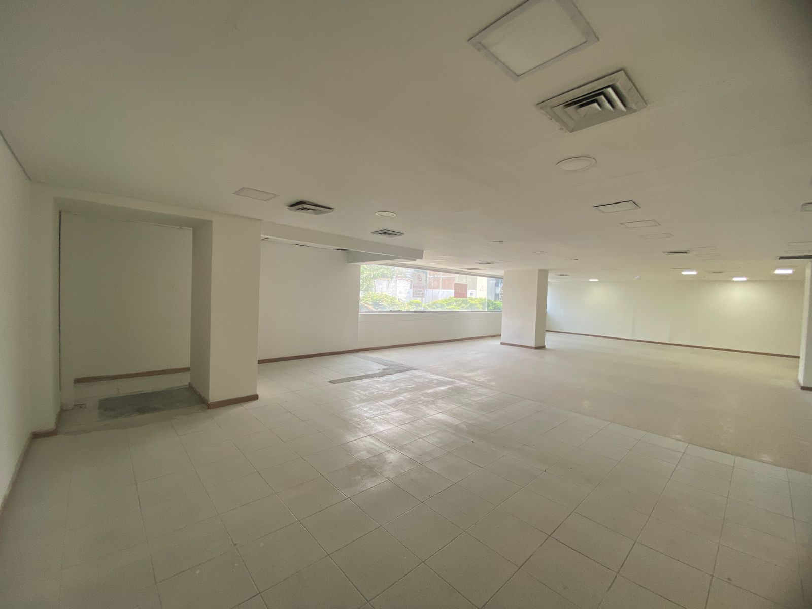 Amplio Local para Arriendo en Avenida Colombia