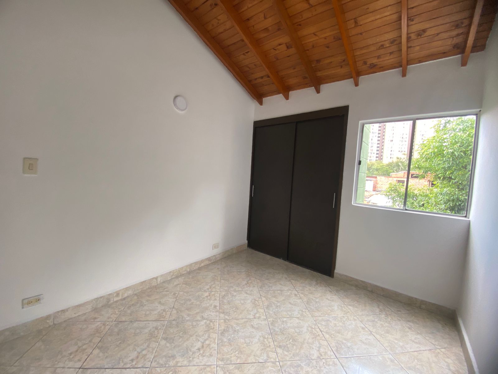 Iluminado Apartamento para Arriendo en San Javier, Medellín