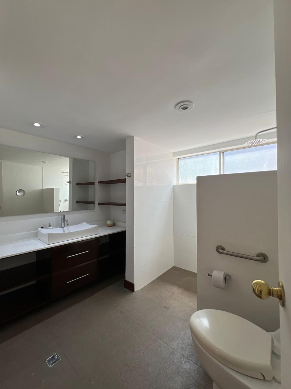 Se Vende Amplio Apartamento en Laureles, Medellín