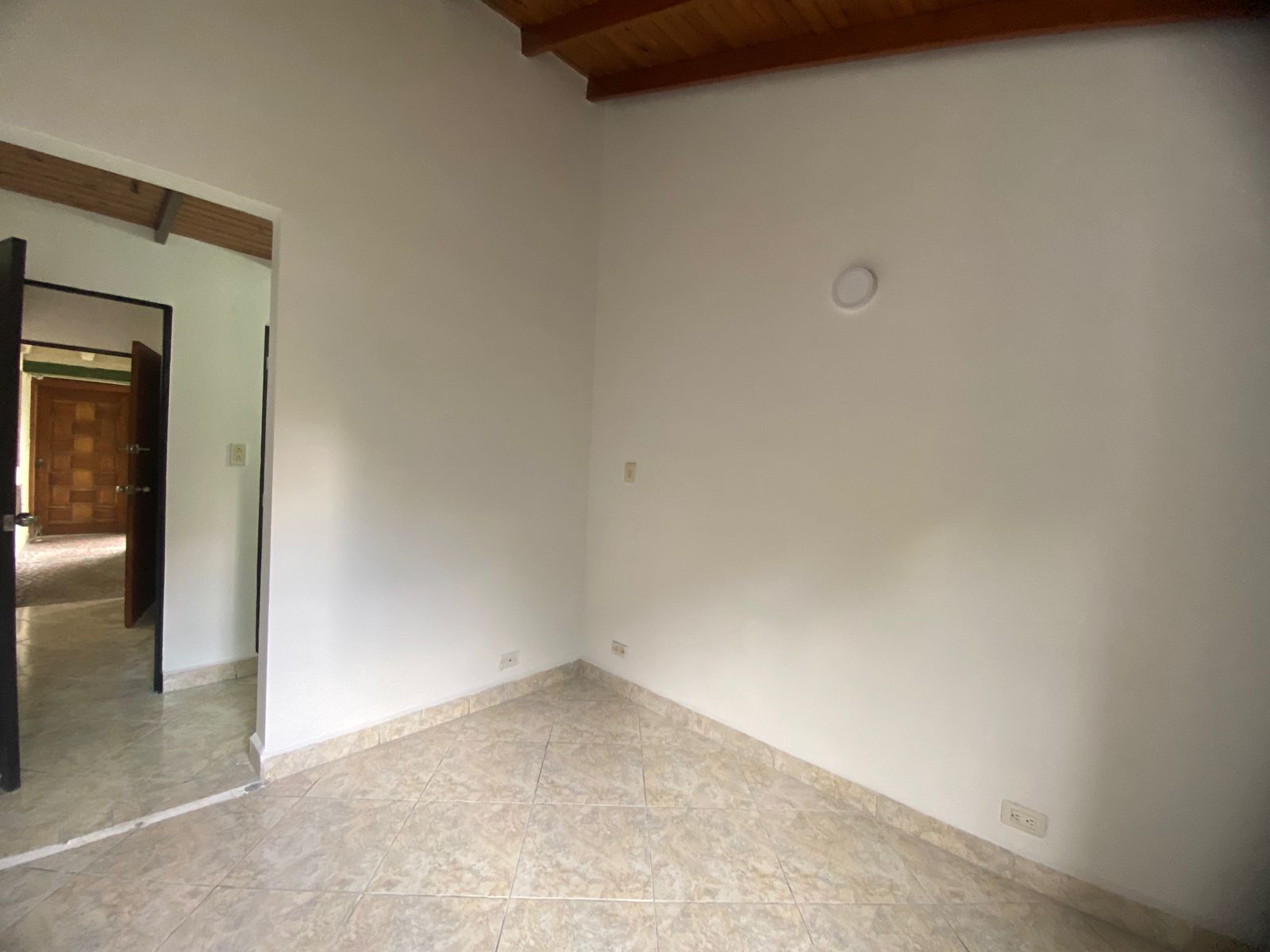 Iluminado Apartamento para Arriendo en San Javier, Medellín