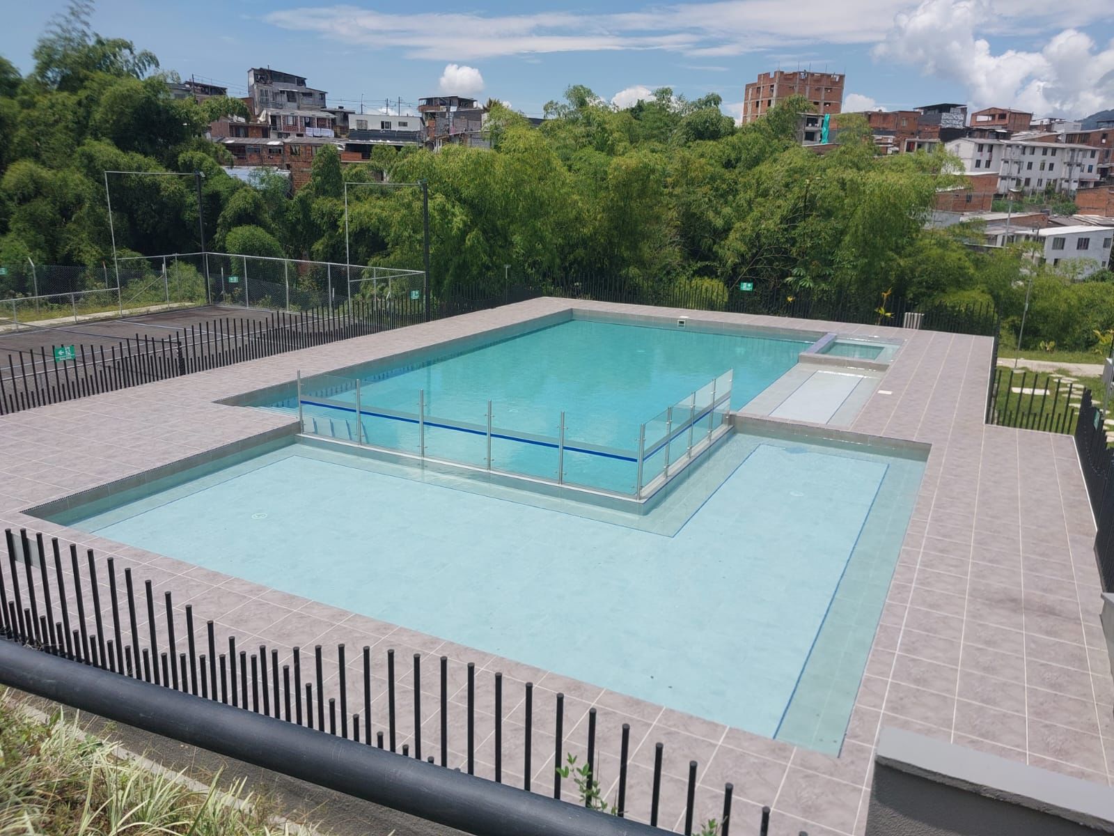 VENTA CASA ESQUINERA EN CONJUNTO CERRADO DOSQUEBRADAS 