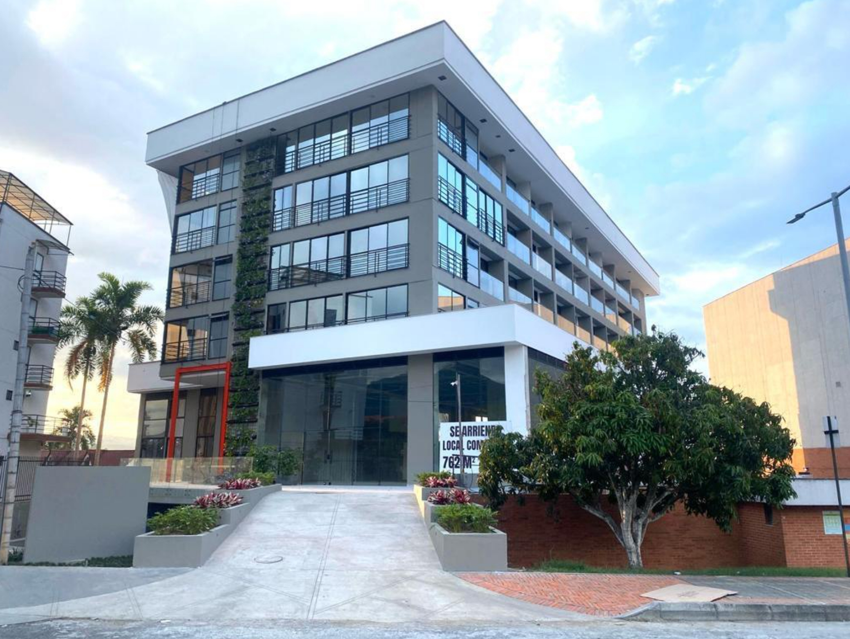 VENTA GRAN LOCAL COMERCIAL AV. 30 DE AGOSTO PEREIRA