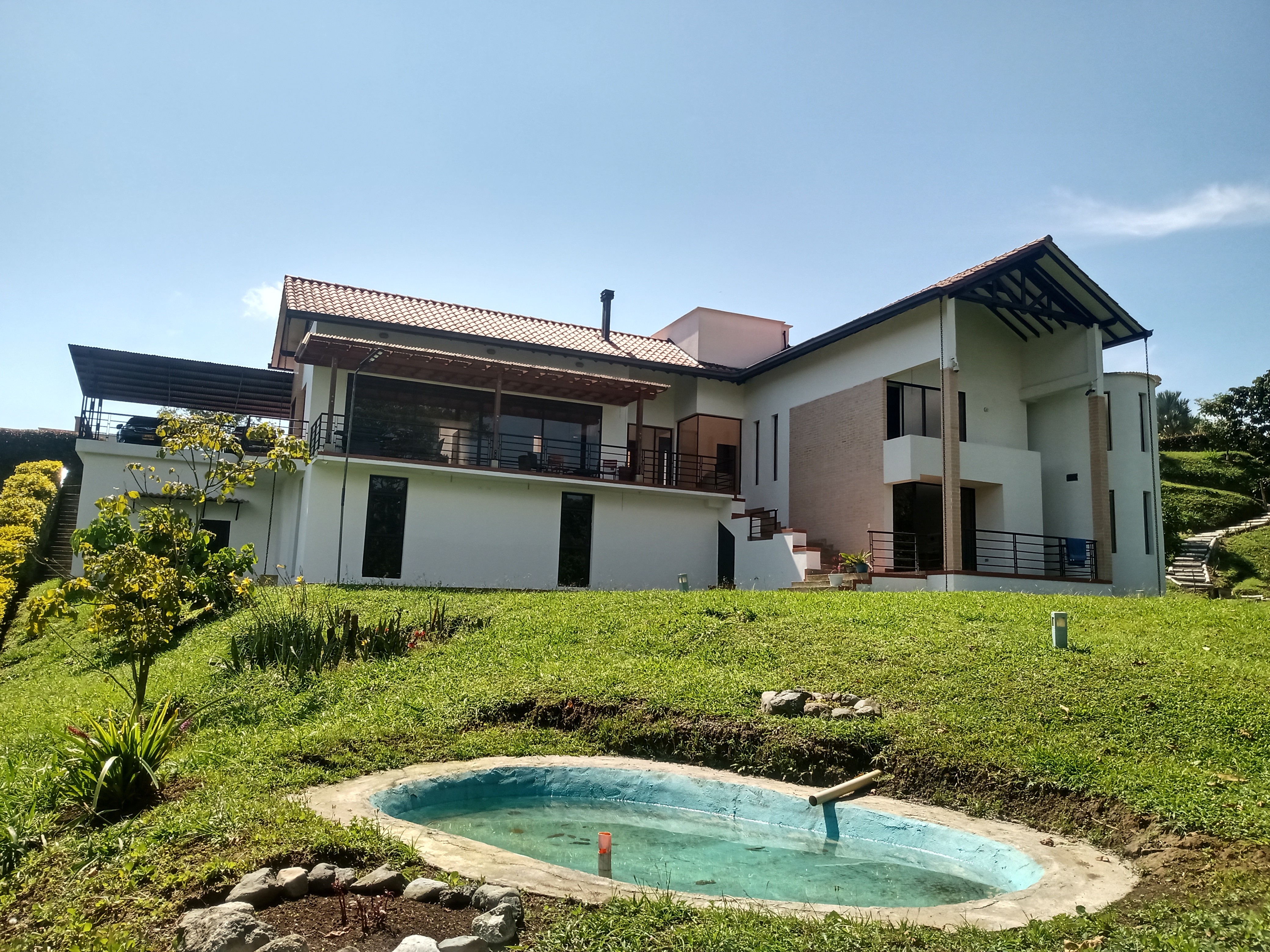VENTA CASA CAMPESTRE CON HERMOSO LOTE EN SANTA ROSA DE CABAL