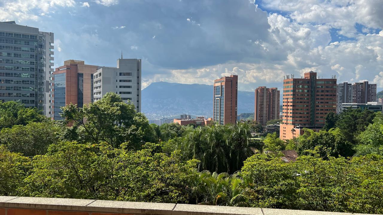 VENTA APARTAMENTO CON TERRAZA EL POBLADO CERCA AL TESORO